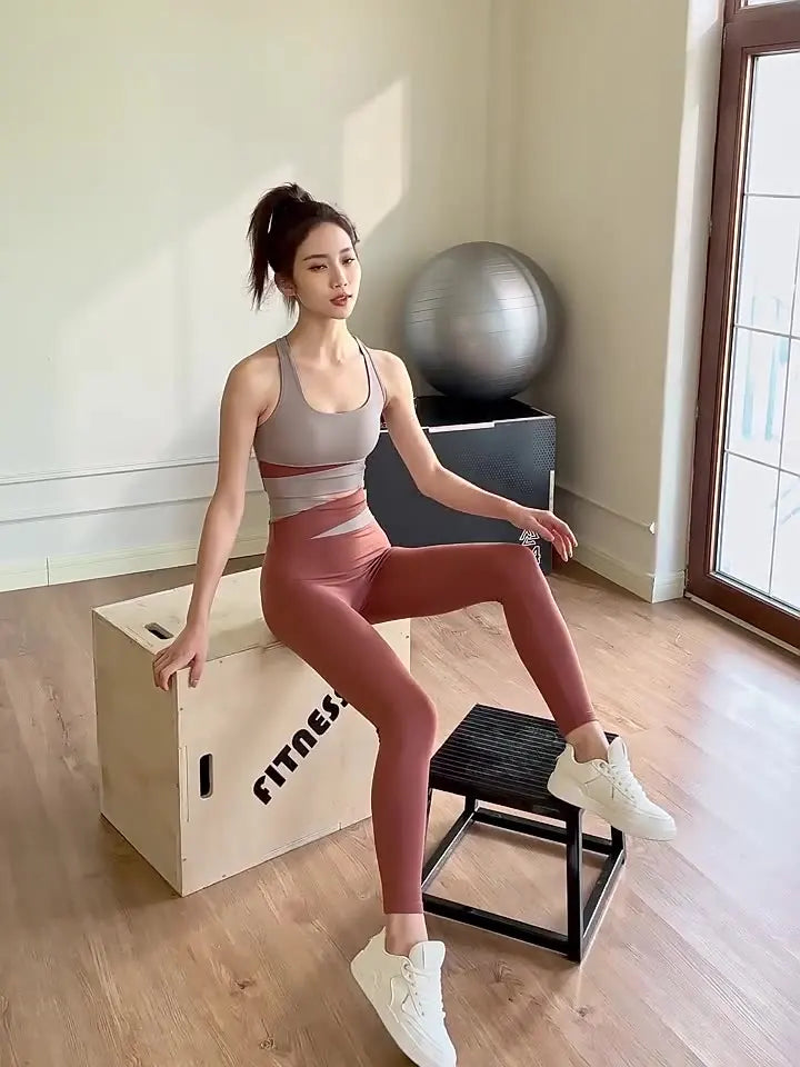 Conjunto deportivo de top y calza con diseño combinado