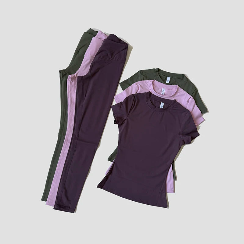 Conjunto de remera corta y calza con cintura compresiva