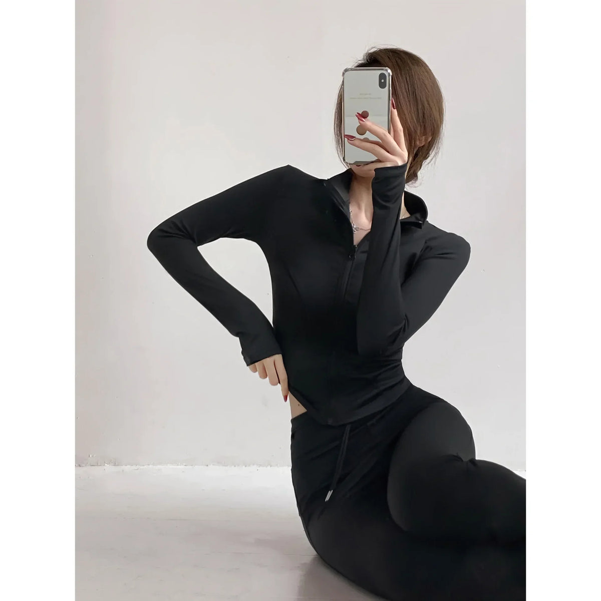 Campera deportiva entallada de mujer con cuello camisero