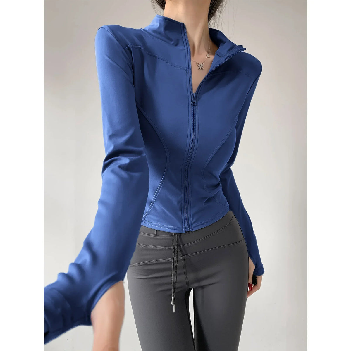 Campera deportiva entallada de mujer con cuello camisero