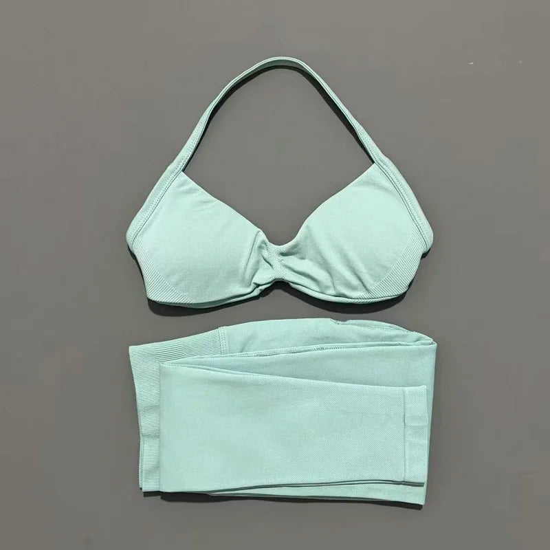 Conjunto de top halter y calza de tiro alto con frunce