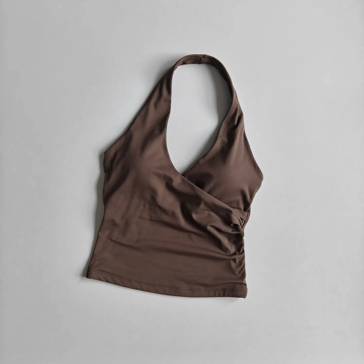 Top deportivo largo con escote en V y cuello halter