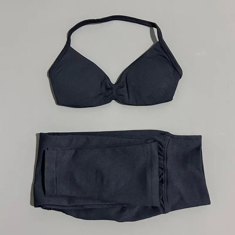 Conjunto de top halter y calza de tiro alto con frunce