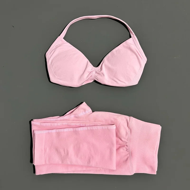 Conjunto de top halter y calza de tiro alto con frunce