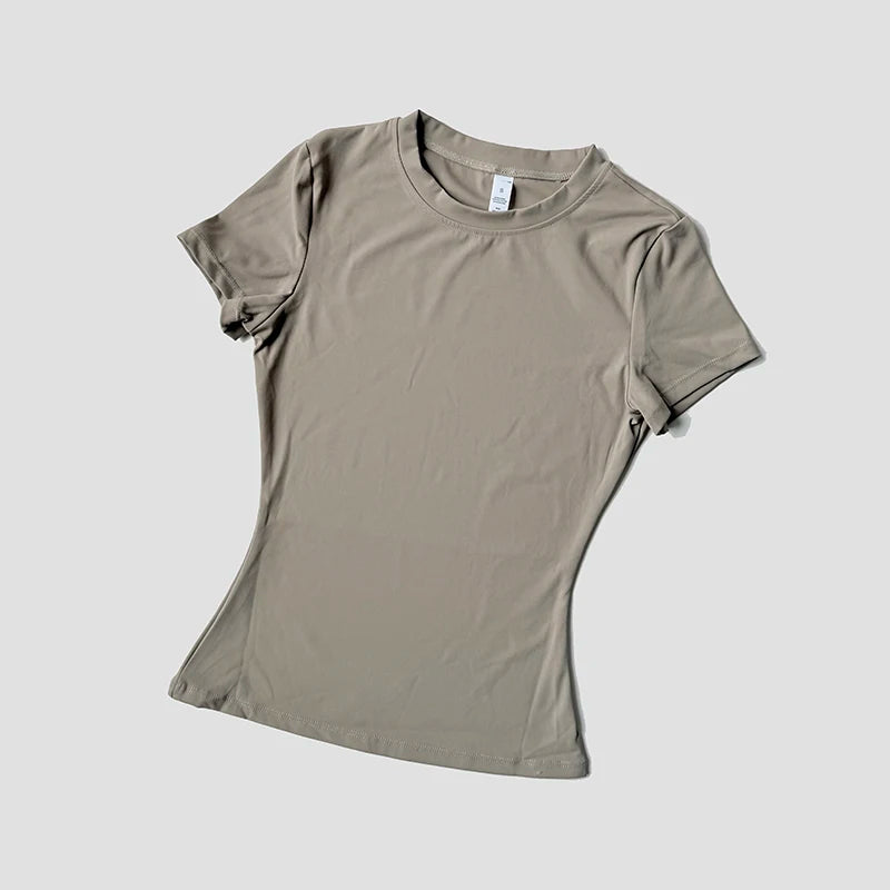 Conjunto de remera corta y calza con cintura compresiva