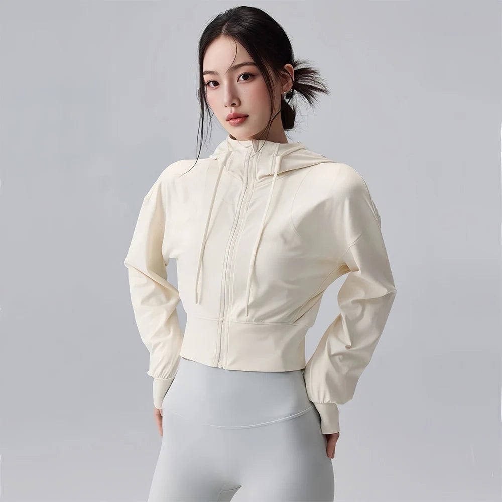 Campera deportiva de mujer con capucha y cierre