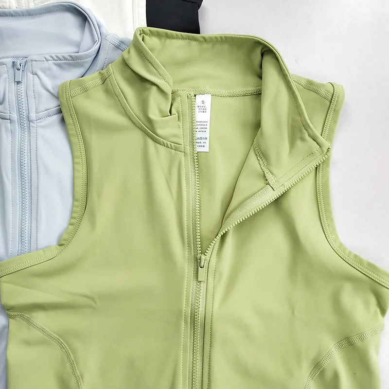 Musculosa deportiva de mujer con cierre frontal