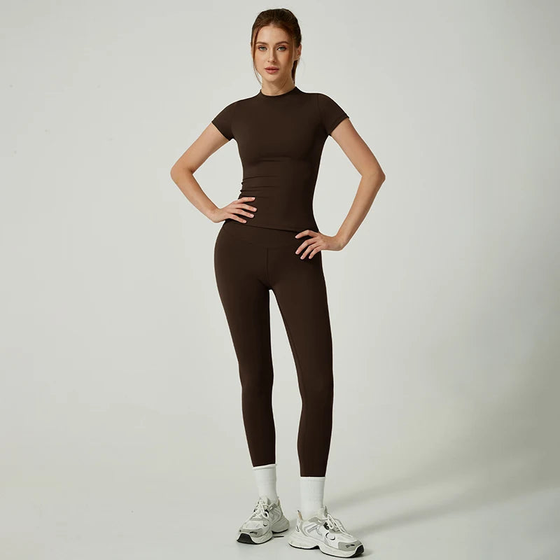 Conjunto deportivo de mujer de remera manga corta y calza