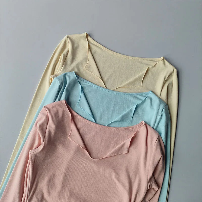 Remera deportiva entallada de mujer con escote en V
