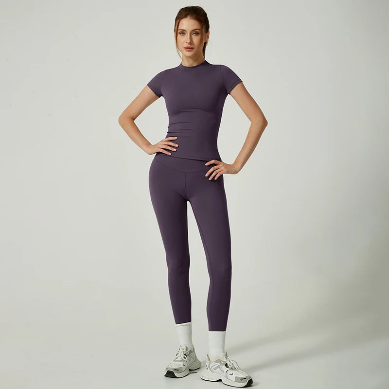 Conjunto de remera corta y calza con cintura compresiva