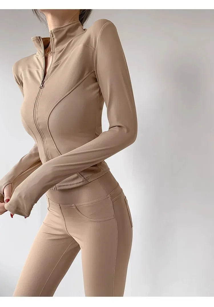 Campera deportiva entallada de mujer con cuello camisero