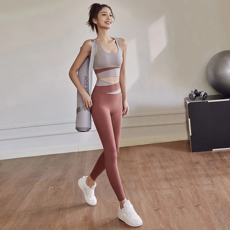 Conjunto deportivo de top y calza con diseño combinado
