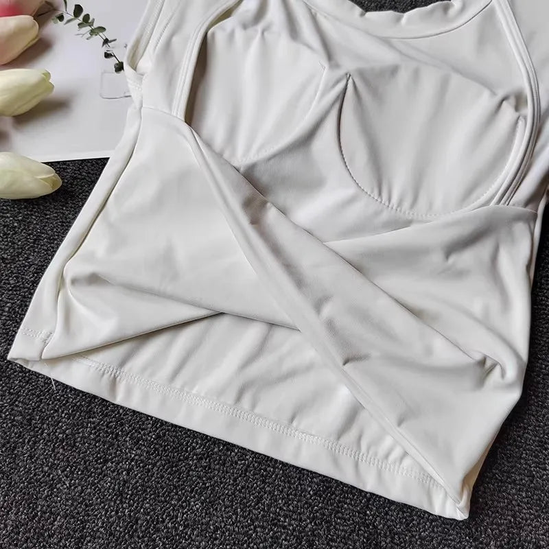 Musculosa deportiva de espalda abierta con copas fijas