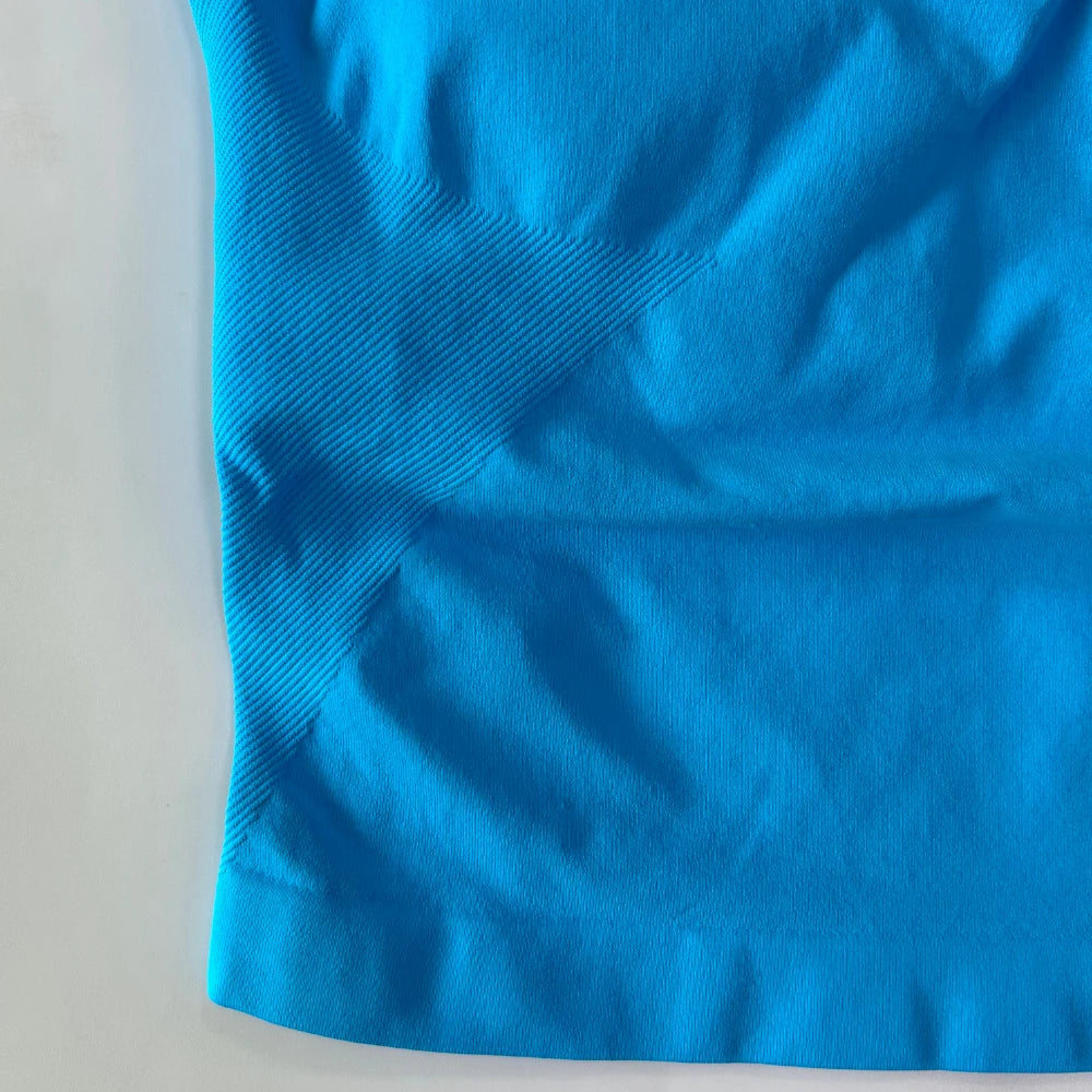 Top deportivo largo halter con copas removibles