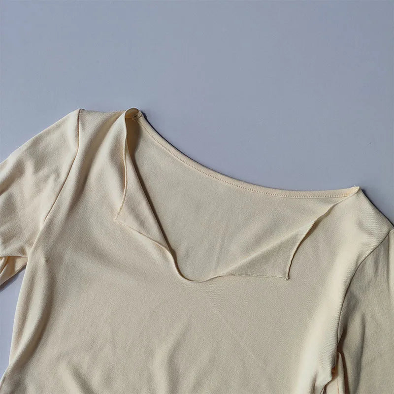 Remera deportiva entallada de mujer con escote en V