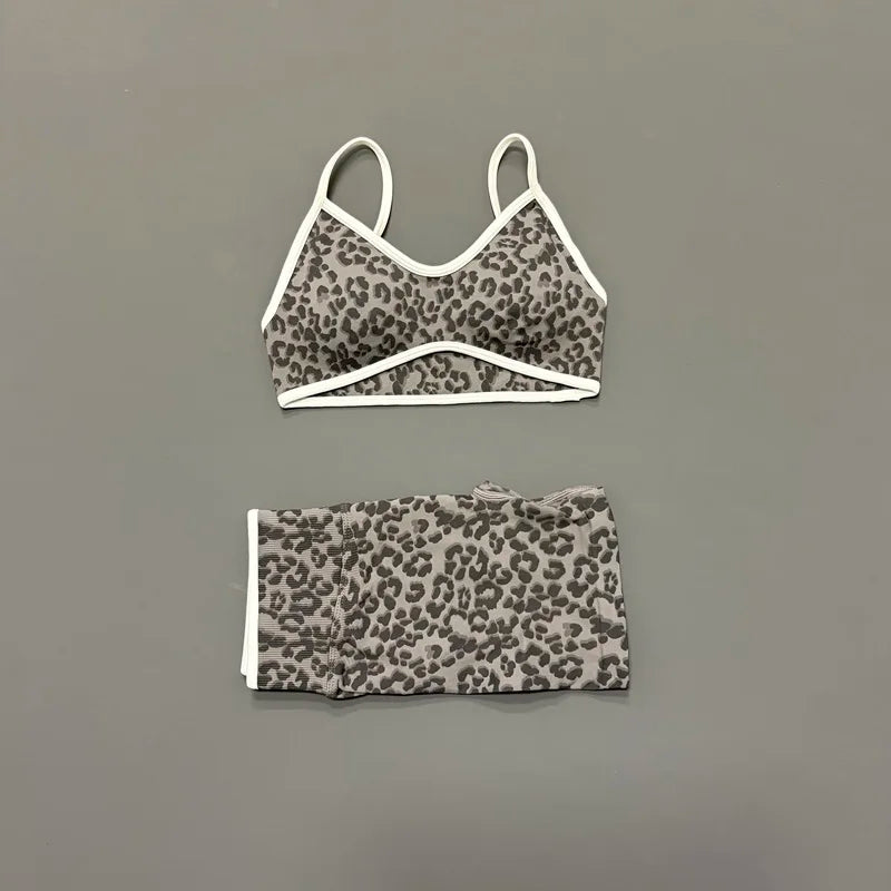 Conjunto de top y biker con estampado de leopardo